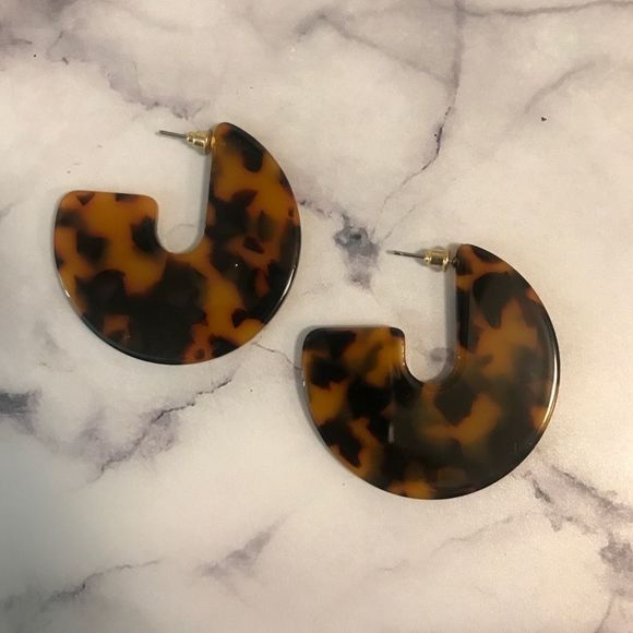 Faux Tortoise Shell Earrings - Picture 4 of 4